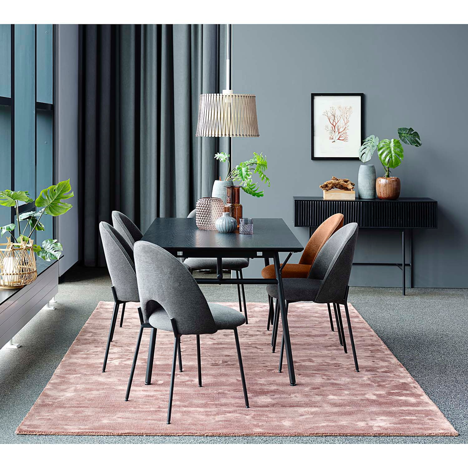 CANETT Dora spisebordsstol - mørkegrå polyester og sort metal