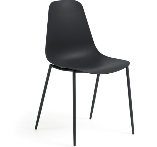 Spisebordsstol Kave Home Whatts - nordisk moderne design i sort polypropylen med matlakerede stålben