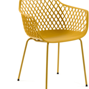 Udendørs spisebordsstol med armlæn Kave Home Quinn havestol sennep polypropylen/stål H80xB55xD60 cm